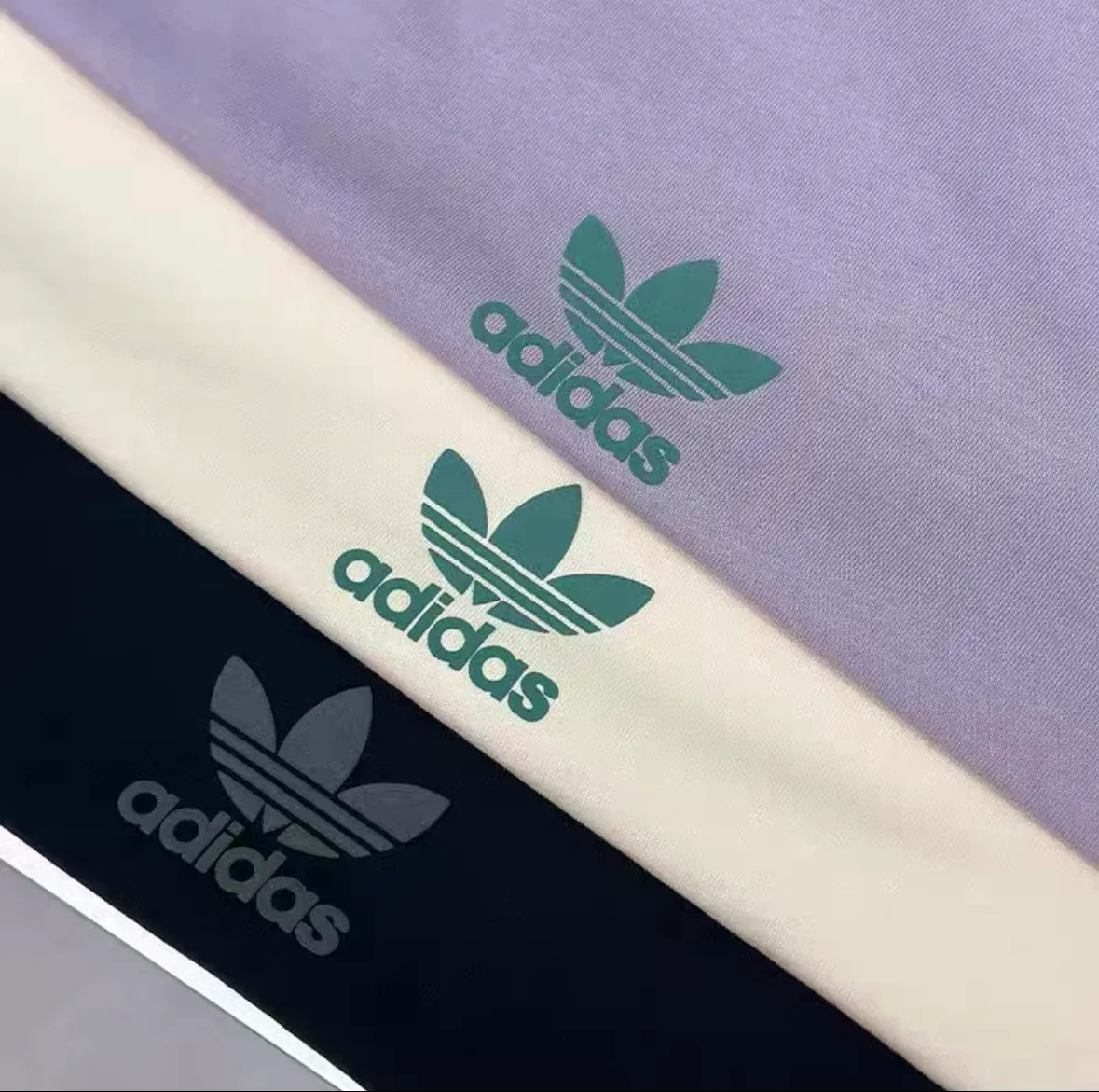 Adida Clover New Arrival Retro Ribbon Thread Women's Slim Short Sleeve! ADClassic Retro sports series three-striped short sleeves. The surface of the fabric is threaded, so it is also called threaded T. It has a slim fit and raglan sleeve design, which makes it look slimmer. The three-stripes are not the previous webbing. This season, they are made of knitted cotton fabrics that are cut and stretched using a special machine. A T, 4 kinds of fabrics, imitation thread + thread + Black knitted T-shirt material + same color collar striped knitted material. A must-have for hot girls! Clover girl! The Versatile model is out on the street! Style No.: A 225# Color: Black, Apricot, Purple, Size: S-2XL